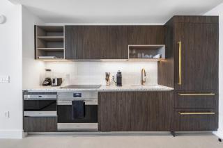 Elegant 51st-Floor Condo in Prime Miami Location - 1