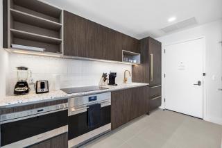 Elegant 51st-Floor Condo in Prime Miami Location - 8