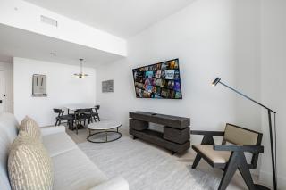 Elegant 51st-Floor Condo in Prime Miami Location - 1