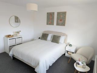 Modern 2-Bedroom Home Sleeps 6 with Parking & Garden - 5