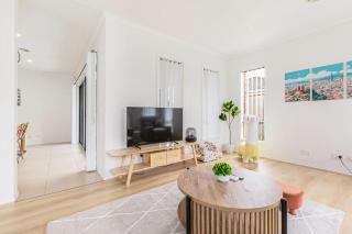 Berwick Abnb-Style 3BR Home with Street Parking, Near to Mall - 3