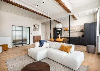 Stylishly renovated apartment with city view - 6
