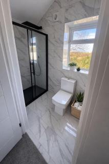 Sleek 3BR Home Barry Near Airport and Park - 5