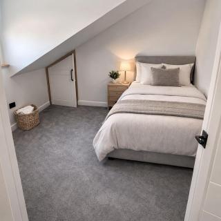 Sleek 3BR Home Barry Near Airport and Park - 1