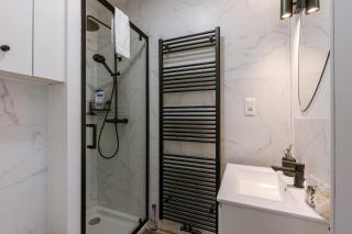 Modern Apartment with Balcony Near City Center - 5