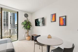 Central Downtown Studio with Pool and Gym Amenities - 7