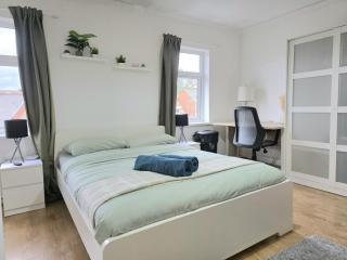 Studios & Ensuite Doubles - Central RG1 - Oracle - Station & Hospital - 4