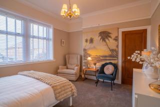 Art Deco Period Townhouse with Garden Near to Town - 3
