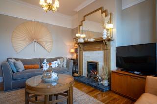 Art Deco Period Townhouse with Garden Near to Town - 1