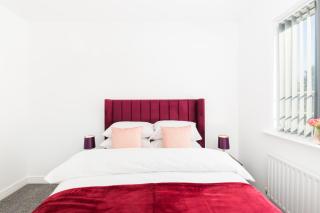 Anchor House - Newly Renovated 4-Bed Home with Parking - Sleeps 9 - 5