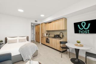 Prime Location Studio Near Bayside - 1