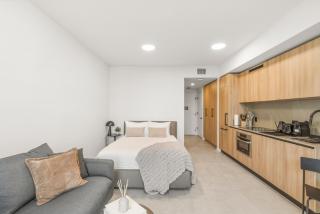 Prime Location Studio Near Bayside - 2