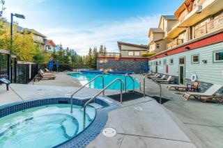 Cozy Haven with Stunning Mountain View in Canmore - 9