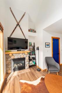 Cozy Haven with Stunning Mountain View in Canmore - 2