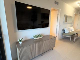 4416 High Floor 3 Bedroom Apt with Incredible Views a Pool and a Gym - 2