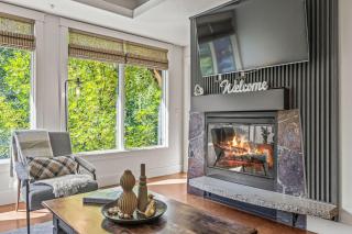 Chic Rocky Mountain 2BR with Hot tub and Pool - 4