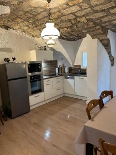 Petite maison avec jardin au centre du village - 6