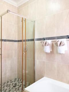 Bronkhorstspruit Stylish 1BR, Wi-Fi,Free Parking - 2