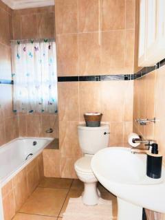 Bronkhorstspruit Stylish 1BR, Wi-Fi,Free Parking - 3