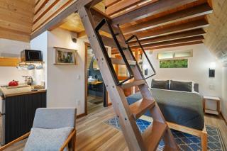 Cabin with Soaking Tub The Return to Evergreen - 8