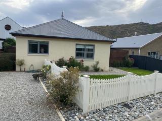 Central Clyde 3BR Home Sleeps 6 Free Parking - 9