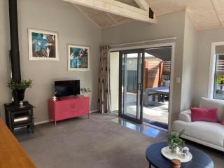 Central Clyde 3BR Home Sleeps 6 Free Parking - 8