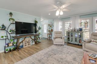 Tranquil Family Retreat with Views on Lake Desoto - 5