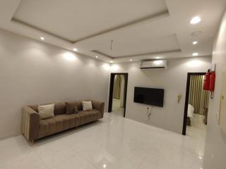 شقق السلام شقة ثلاث غرف نوم وصالة ومطبخ ودورتين مياة j12 - 7