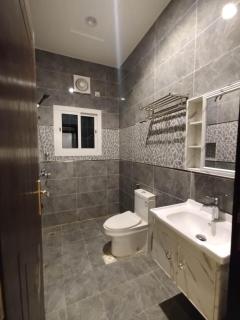 شقق السلام شقة ثلاث غرف نوم وصالة ومطبخ ودورتين مياة j12 - 6