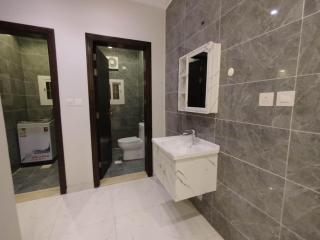 شقق السلام شقة ثلاث غرف نوم وصالة ومطبخ ودورتين مياة j12 - 5