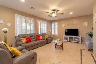 Heated Pool • Mini Golf • Huge Backyard • King Bed - 7