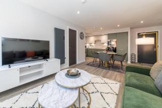 Brand New Flat with AC 5-Min Walk to Town Centre - Pass the Keys - 2