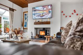 Corner View - Welcoming family home with conservatory - 9