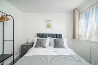 Spacious 5Bedroom Home with Garden & Parking Sleeps 11 Near Elizabeth Line - 3