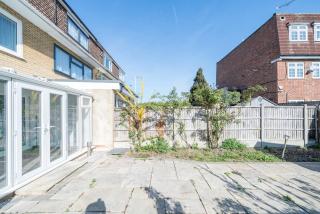 Spacious 5Bedroom Home with Garden & Parking Sleeps 11 Near Elizabeth Line - 8