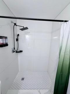 2 bed peaceful, lakeview studio NO FEES - 1