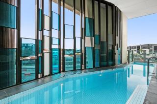 Hamilton Riverside Apt with Balcony & Pool - 7