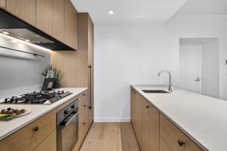 Stylish 2-Bed Apartment with Modern Amenities - 2