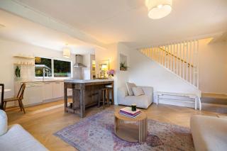 Hidden Gem Cottage with Private Garden - Near Town - 4