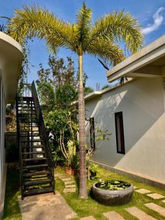 Private Bungalow by Large Salt Water Pool & Jacuzzi, Fast WIFI & Garden - 1