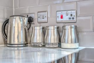 Charming Home Away From Home With Free Parking - 8