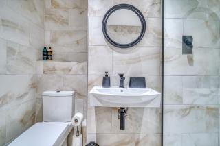 Charming Home Away From Home With Free Parking - 3