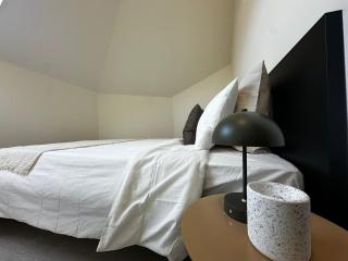 Spacious 5BR & 1LR Retreat for Families & Groups for 18P with TV & WiFi - 8