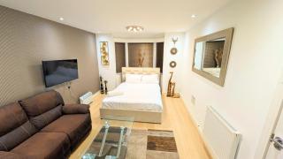 Lovely Self Contained Studio Near Airport - 1