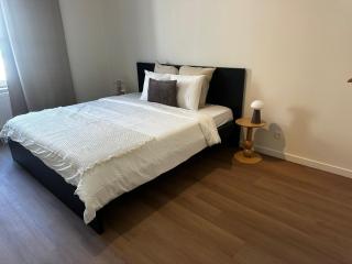 Near City Center, 2BR Apartment for 6 with Huge Living Room, TV & WiFi - 5