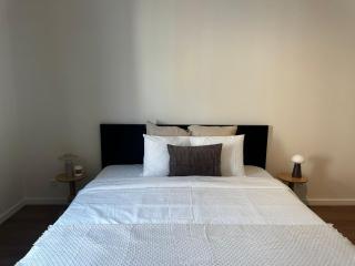 Near City Center, 2BR Apartment for 6 with Huge Living Room, TV & WiFi - 4