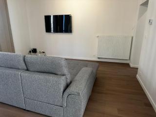 Near City Center, 2BR Apartment for 6 with Huge Living Room, TV & WiFi - 8