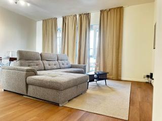 Near City Center, 2BR Apartment for 6 with Huge Living Room, TV & WiFi - 9