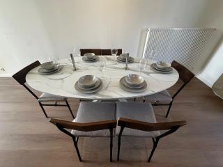 Near City Center, 2BR Apartment for 6 with Huge Living Room, TV & WiFi - 7