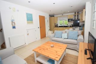 Beachside cottage for 4 - 9
